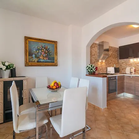 Princes - Seven Bedroom Villa *