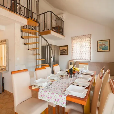 Princes - Seven Bedroom Villa *