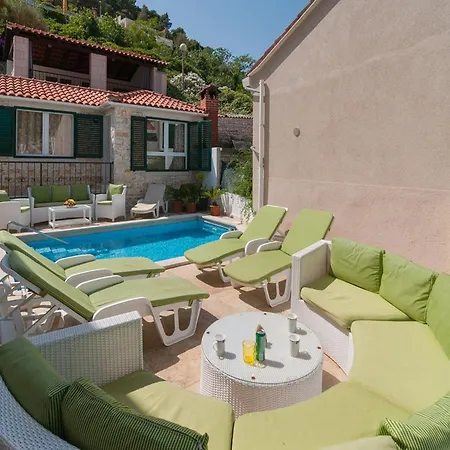 Princes - Seven Bedroom Villa Pucisca